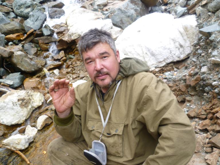 Здесь в трещинах пошел первый металл