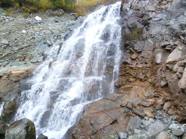 Под водопадом плитняк с трещинами, засыпан курумом. Пришлось поработать физически