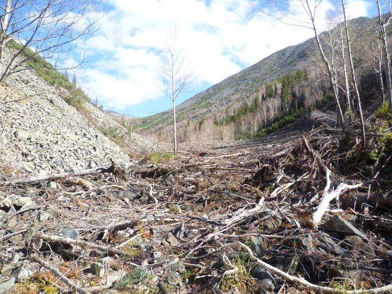 шли на водопад, а попали на сход от весенней лавины