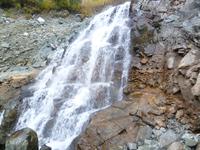 Под водопадом плитняк с трещинами, засыпан курумом. Пришлось поработать физически