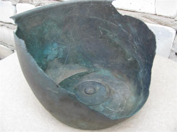 Чаша? Была найдена, к большому сожалению, в сильно поврежденном виде.