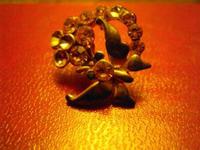 брошь (покрыта каким то жёлтым металом не тускнеет)