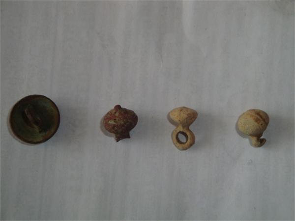 Пуговица обычная и 3 шт пуговицы гирьки