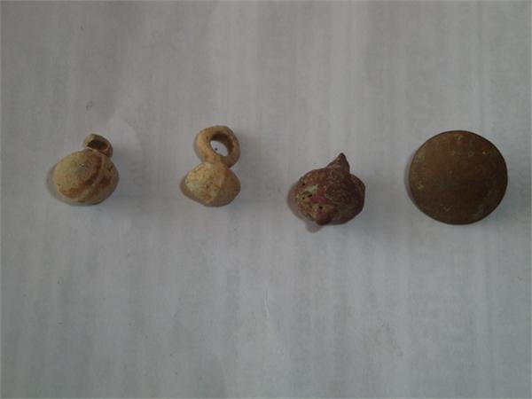 Пуговица обычная и 3 шт пуговицы гирьки