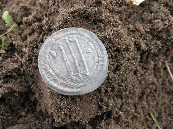 Все тот же холмик.