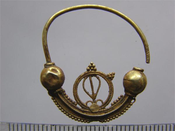 ЗОЛОТАЯ СЕРЬГА по видемому ГРЕКИ виноград амфоры.