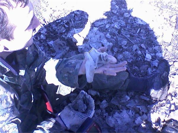 Монеты в правой и золотой перстенек в левой.