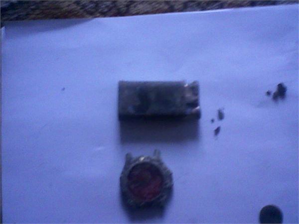 Зажигалка и часы.