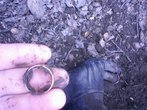 Колечко похоже на обручальное но уж слишком широкое почти сантиметр в ширену, 583 проба и клеймо серп и молот.