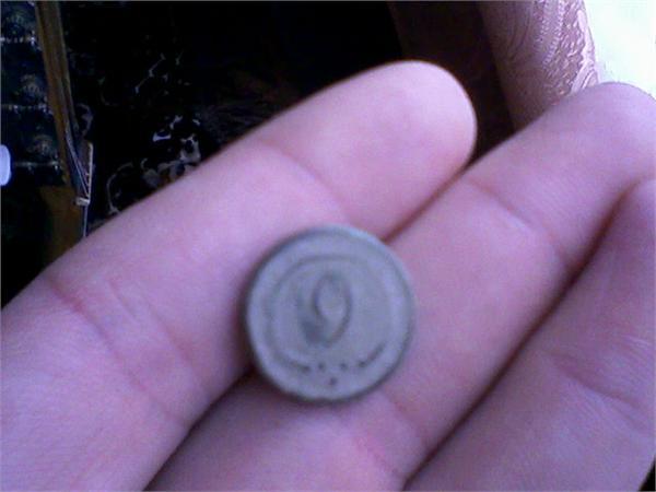 А здесь у меня вопрос, что означает 9ка на пуговице?