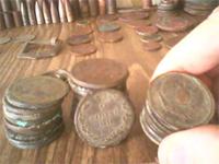 А это мы с корешом прошлым летом нашли две кладухи всего 380 монет это остатки а саму кладуху от радости снять забыли. Првда распространенных Александр 1 самые распростр. но все ровно приятно!