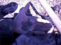 Мелоч разных годов часы показывают пол седьмого и колца.