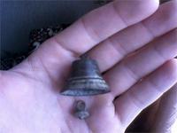 Нашел этот колокольчик с землей внутри когда начал вытаскивать землю выпала эта пуговичка, моя любимая находка!!!