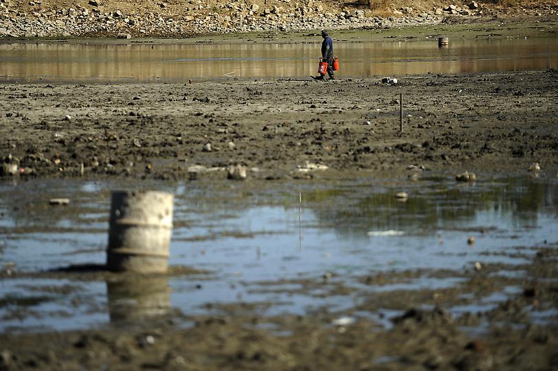 Охотники за сокровищами копают, сеют и убирают грунт в поисках сокровищ. (Joe Amon, The Denver Post)