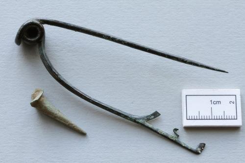 находка кладоискателя Англия брошь и шип от шлема