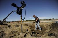 Карл Йохансен работает в поте лица. «Я прихожу сюда каждый день 6 дней в неделю последние 6 недель». (Joe Amon, The Denver Post)