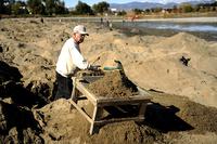 Охотник за сокровищами Стив Круз на дне озера Беркели. (Joe Amon, The Denver Post)