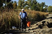 Джим Гриффин направляется к своему месту раскопок. (Joe Amon, The Denver Post)