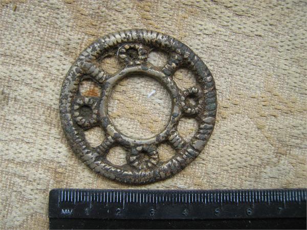 НЕТО БЛЯШКА,НЕ ТО ПРЯЖКА СЕРЕБРО(МАСШТАБН)-ЛИТЬЁ ОДНОСТОРОННЕЕ.