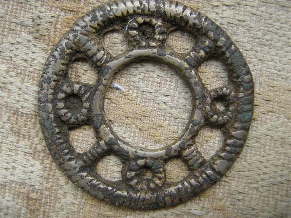 НЕТО БЛЯШКА,НЕ ТО ПРЯЖКА СЕРЕБРО(КРУПН ПЛАНОМ)-ЛИТЬЁ ОДНОСТОРОННЕЕ.