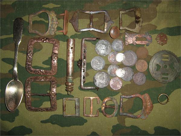 ВСЯЧИНА. Почищенное выглядит красиво.Кстати все эти монеты были найдены в этом кошельке.