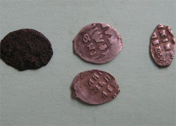 ПОПАЛОСЬ 4 ЧЕШУЙКИ .   С НАДПИСИ