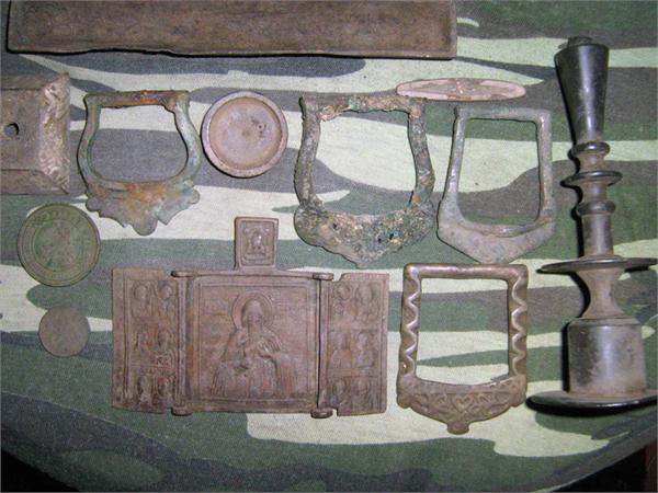 НАХОДКИ  01.10.2011_ ФОРМА ДЛЯ ОТЛИВА СВЕЧКИ, 2 МОНЕТЫ,ПРЯЖКИ,ГИРЬКА,СКЛАДЕНЬ,ПОДСВЕЧНИК  БЕЗ НОЖКИ(!!!КСТАТИ,- КУПЛЮ НОЖКУ!!! )....