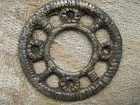 НЕТО БЛЯШКА,НЕ ТО ПРЯЖКА СЕРЕБРО(КРУПН ПЛАНОМ)-ЛИТЬЁ ОДНОСТОРОННЕЕ.