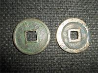 2 ЛИТЫХ КИТАЙКИ(ОДНОСТОРОННЕЕ ЛИТЬЁ оборотн) ОДНА 900-х, ДР 1100-Х  ГОДОВ. Северокитайские династии.