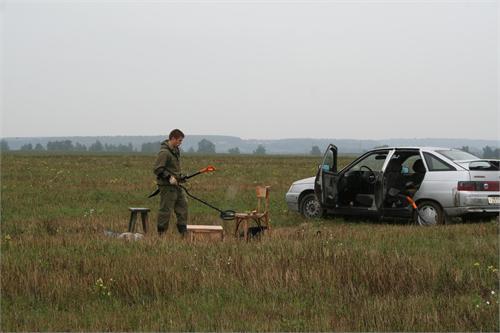 Посреди поля стояли стулья...