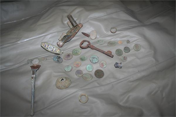 мое, слева от ключа. 