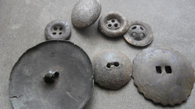 ещё попадались пуговки разных времён 