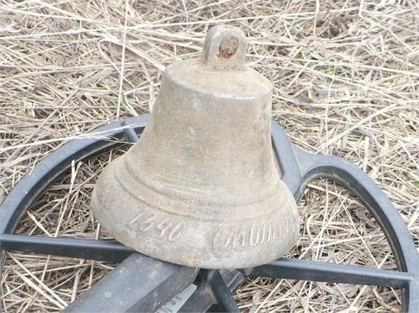 Через час получил в подарок на день рождения от земляного дедушки колокольчик с надписью 