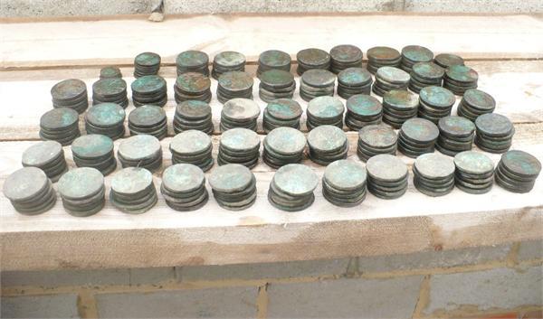 Эти же пятаки помытые водой. 259 пятаков Елизаветыи Екатерины, 7 двушек и 3 копейки. Всё было в раздавленном кувшине.