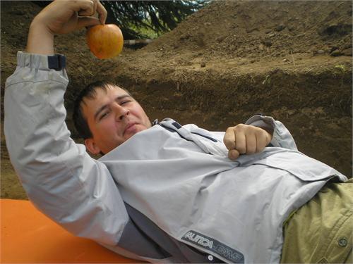 Небольшой перекус на раскопе. Баяновский могильник, Добрянский р-он Пермского края, 2007 год.