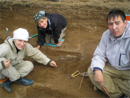 На краю могилы тянет пофилософствовать. Баяновский могильник, Добрянский р-он Пермского края, 2007 год.