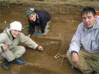 На краю могилы тянет пофилософствовать. Баяновский могильник, Добрянский р-он Пермского края, 2007 год.