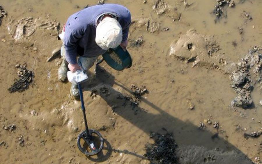 археолог с металлоискателем