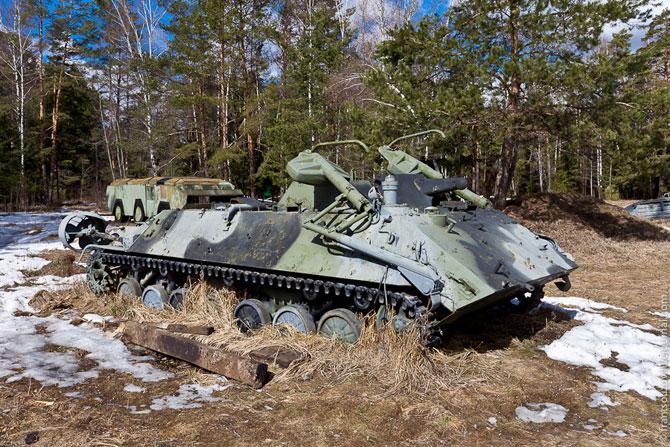 Заброшенная военная техника посреди леса в подмосковье