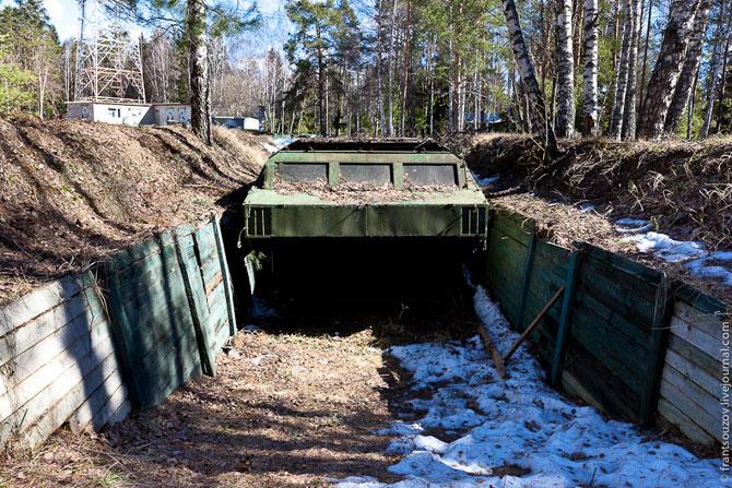 Идем дальше. Натыкаемся на макет, наполовину заехавший под землю. Натыкаемся совершенно случайно, перейдя ров по его крыше