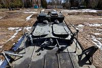 На крыше. Кто-нибудь знает, для чего эти растяжки по бокам