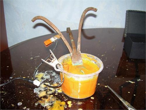 Вода, соль, кусок меди,2 прещепки и адаптор -  получился ЭЛЕКТРОГИДРОЛИЗНАЯ СУПЕР УСТАНОВКА-можно даже МЕГАУСТАНОВКА :) забыл только газетку подстелить