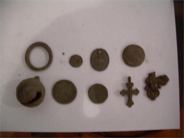 Бубенчик серебрянная иконка и крестики с монетами ещё не чистил