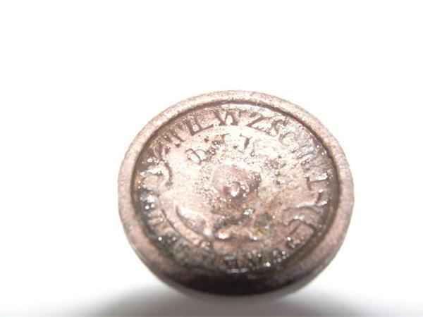 пуговка непонятная,обратная сторона