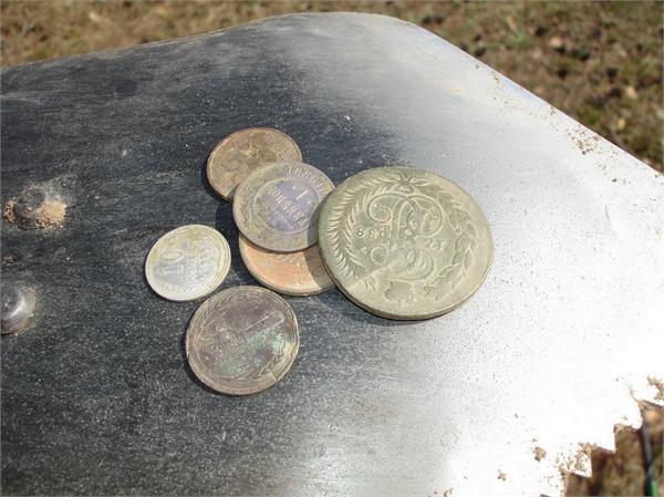 Разведка - копание на старой дорожке к церкви. Второй приезд дал ещё 8 монет