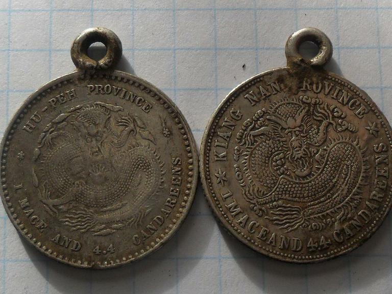 Две близняшки китаянки из однои ямки.