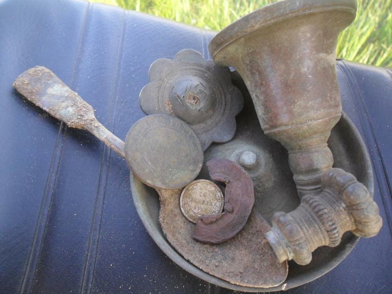 По дороге с пляжа заглянули на ближаишее урочище,старину покопать.