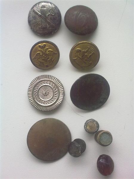 1-я - Межевое ведомство (1850-1870) 2-я - 6-й полк, офицер 3-я - преподаватели и чиновники учебной части военно-учебных заведений (1826 - 1836) 4-я - императорская академия художеств (2-я пол. 19 в) остальные с цивильной одёжи.