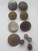 1-я - Межевое ведомство (1850-1870) 2-я - 6-й полк, офицер 3-я - преподаватели и чиновники учебной части военно-учебных заведений (1826 - 1836) 4-я - императорская академия художеств (2-я пол. 19 в) остальные с цивильной одёжи.