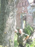 В заброшенной усадьбе.